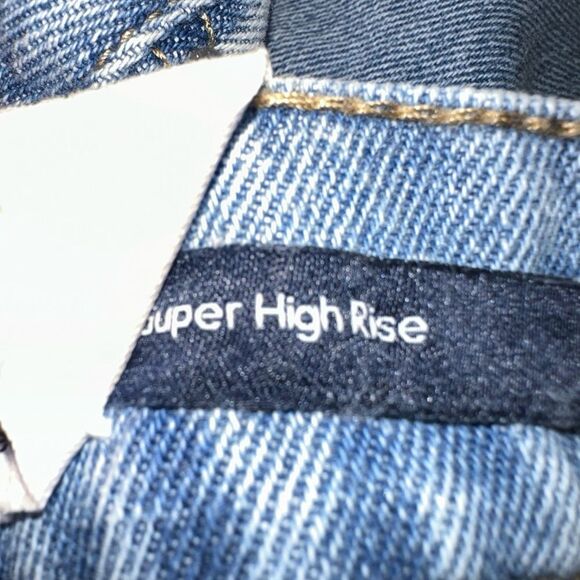 CALVIN KLEIN WOMEN SHORTS IN SUPER HIGH RISE SITS SLIGHTLY ABOVE NATURAL WAIST - Picture 8 of 10